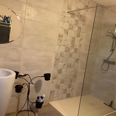 Entre Vignes Et Chateaux.