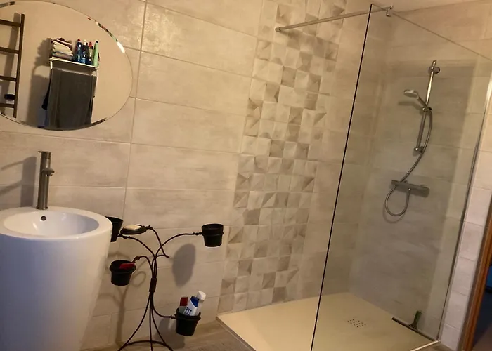 Entre Vignes Et Chateaux.